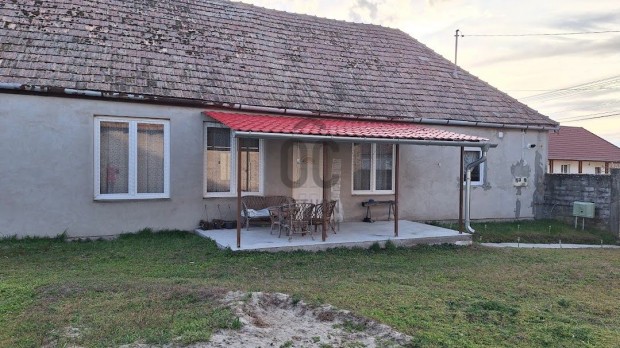 Németkéri eladó vegyesfalazatú családi ház