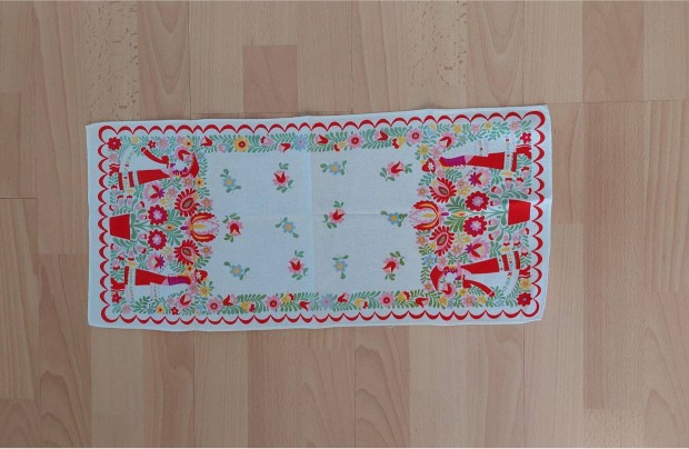Népművészeti motívummal asztali futó terítő 25 x 56 cm-es