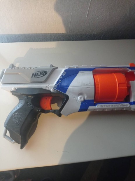 Nerf forgtras szivacskilv fegyver.