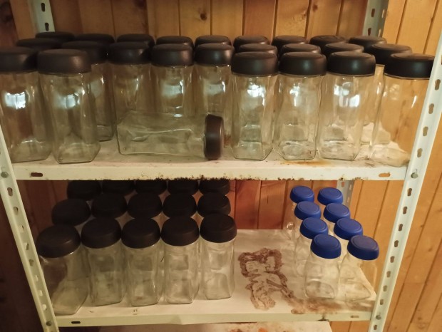 Nescafe-s üvegek, befőttesüvegek, kb 200 darab, 50 Ft/ db, minimum 100