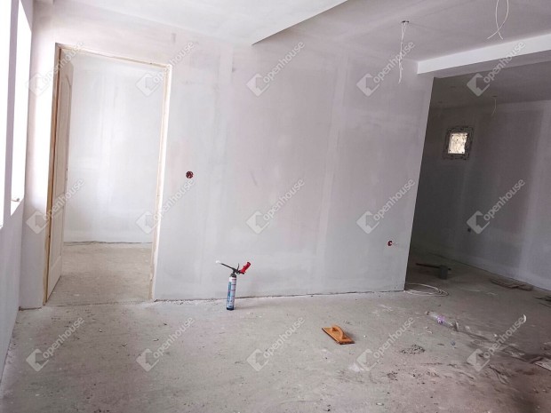 Neszm�lyi elad� 36 nm-es lak�s