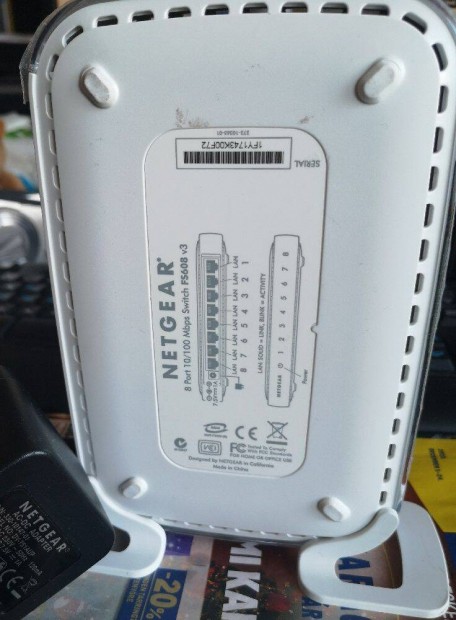 Netgear 8 portos 10/100 Mbit switch - FS608 V3 fehér