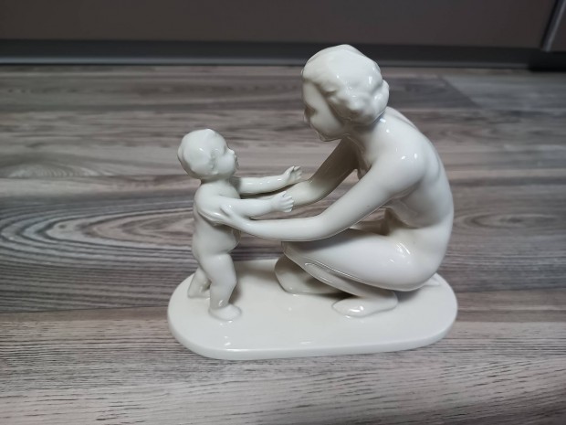 Neutettau porceln anya a gyermekvel