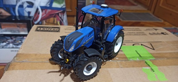 New Holland Gyjti Traktor, rszletes fm modell 1:32-es mretben,j