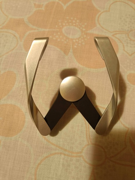 Nice car mount aut�s szell�z�r�cs telefontart�.