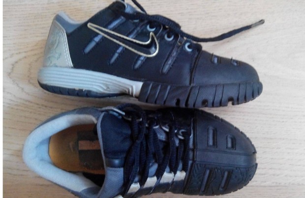 Nike 29,5-es cipőkülönlegesség,dobozában, ingyen postázva