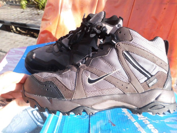 Nike ACG barna 40-es bakancs elad,