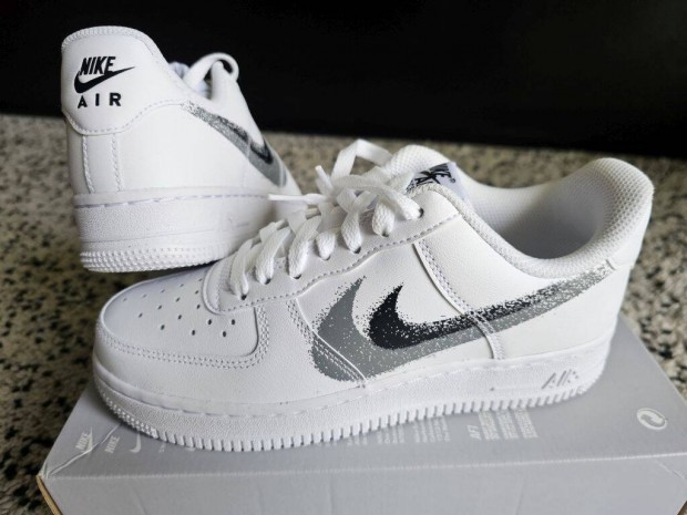 Nike Air Force 1 07 fehér 42 és 44-es bőr utcai cipő. Teljesen új,