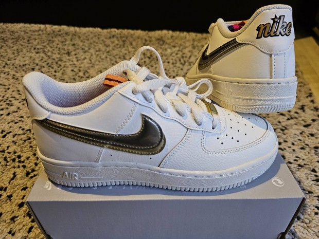 Nike Air Force 1 LV8 fehér 37.5-es bőr utcai cipő.