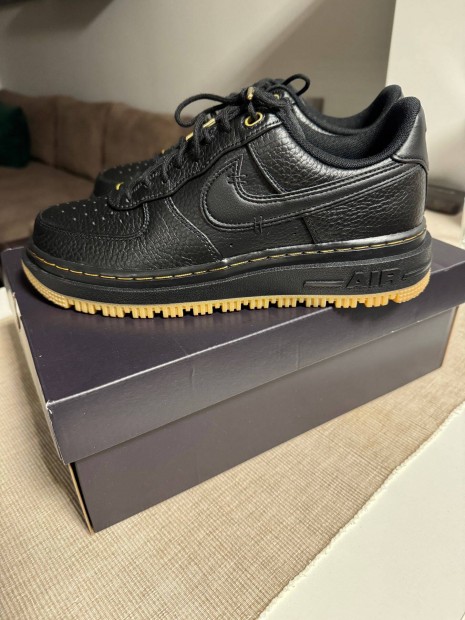 Nike Air Force 1 Luxe