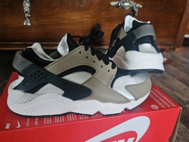 Nike Air Huarache férfi 42-es világos utcai cipő. Teljesen új, eredeti