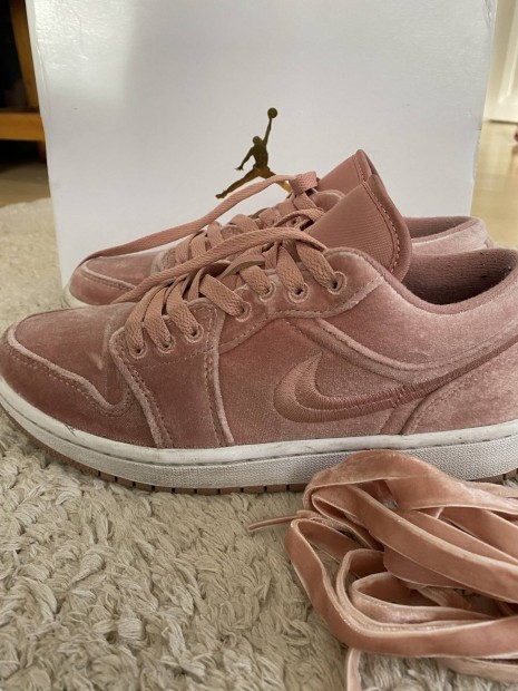 Nike Air Jordan 1LOW SE velvet pink