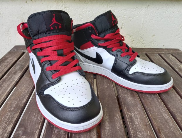 Nike Air Jordan 1 Mid 40-es cip, fehr-fekete-piros