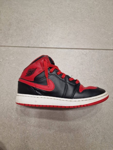 Nike Air Jordan 1 Mid Alternate Bred