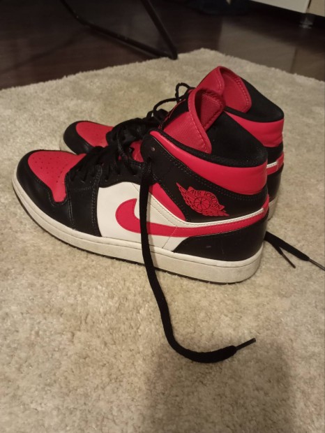 Nike Air Jordan 1 Mid Bred Toe 