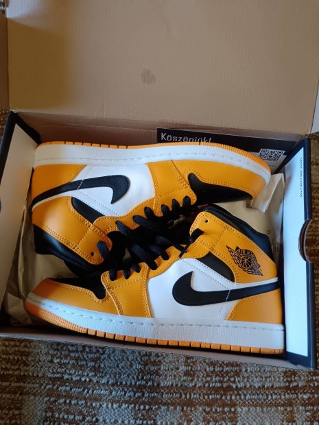 Nike Air Jordan 1 mid taxi