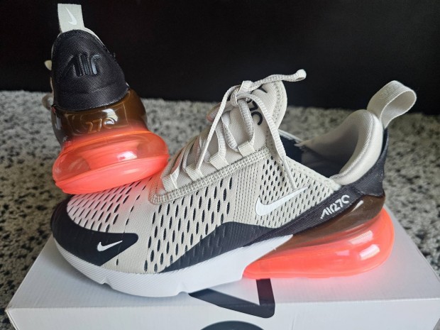 Nike Air Max 270  vilagos 40-es utcai cip.