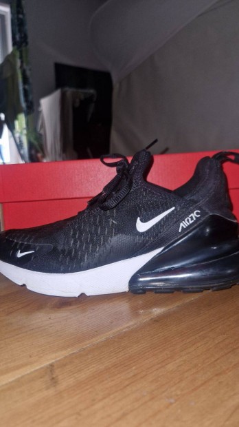 Nike Air Max 270 fekete sportcip elad