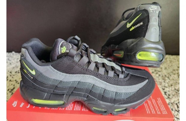 Nike Air Max 95 fekete 38.5-es utcai cipő. Teljesen új, eredeti cipő