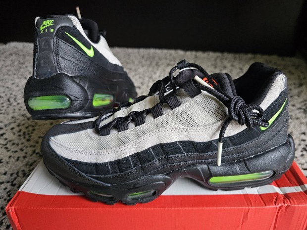 Nike Air Max 95 frfi 41-es fekete utcai cip.