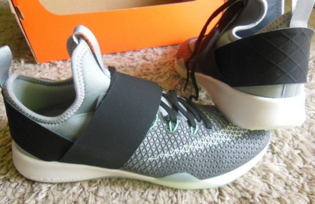 Nike Air Zoom Strong 38-as női training cipő. Teljesen új, dobozában