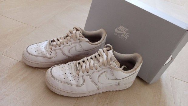 Nike Airforce 1 42-es méret egy szezont használt eladó. Az Árkádban v