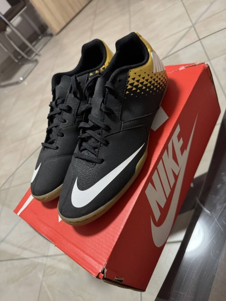 Nike Bomba Gold/Black teremcip Sportszrral