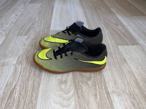 Nike Bravata teremcip 35.5 -es