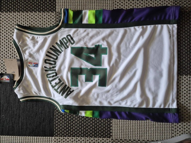 Nike Bucks Antetokounmpo mez