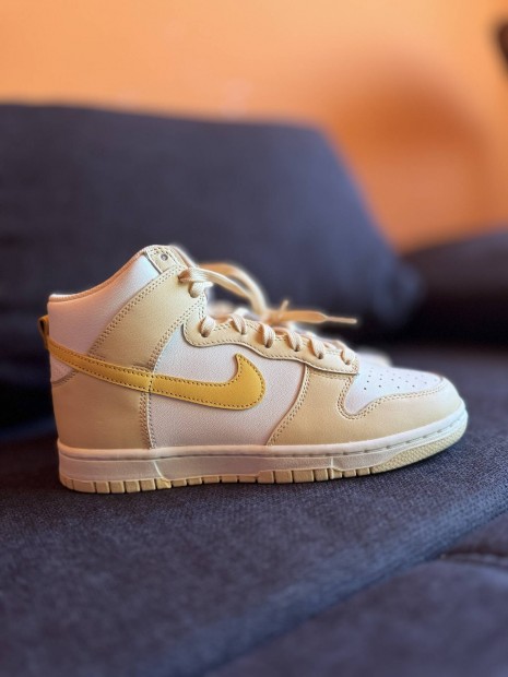 Nike Dunk High Pale Vanilla 