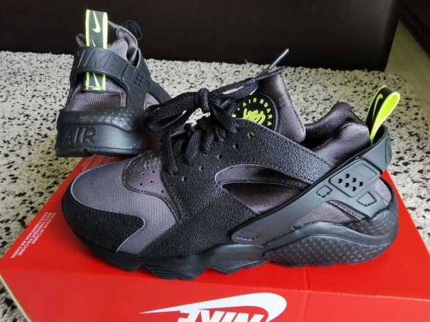 Nike Huarache Run fekete 38 és 38.5-es utcai cipő. Teljesen új, eredet