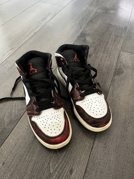 Nike Jordan 1 MID Wear Away Chicago