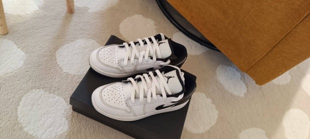 Nike Jordan 1 low cipő 36.5