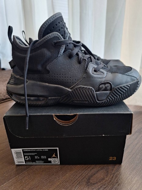 Nike Jordan 38-as fekete cipő szinte új