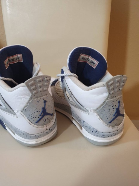 Nike Jordan 4 megkmlt llapotban elad.