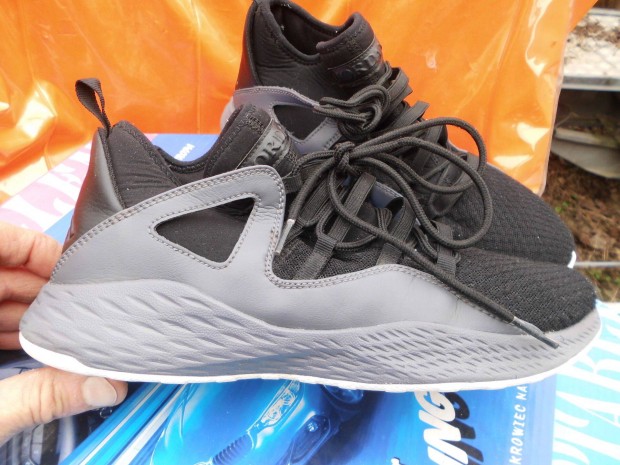 Nike Jordan szürke-fekete 42-es sportcipő eladó,