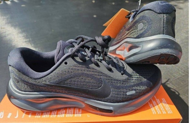 Nike Journey Run 44-es full fekete kényelmes sport cipő. Teljesen új,