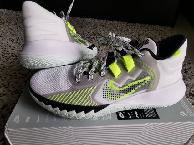 Nike Kyrie Flytrap V férfi 41-es kosaras sport cipő. Teljesen új,