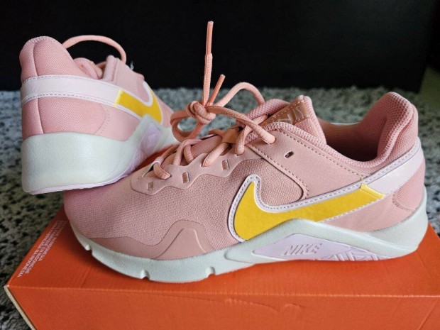 Nike Legend Essential 2 n�i 41-es sport cip�. Teljesen �j, eredeti cip