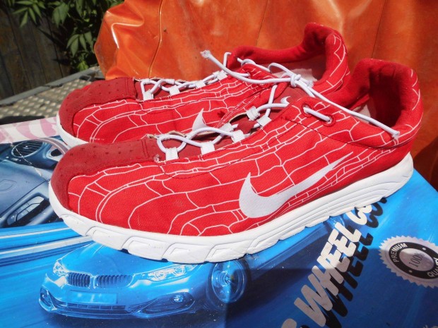 Nike Mayfly piros-fehr 44-45-s sportcip elad,