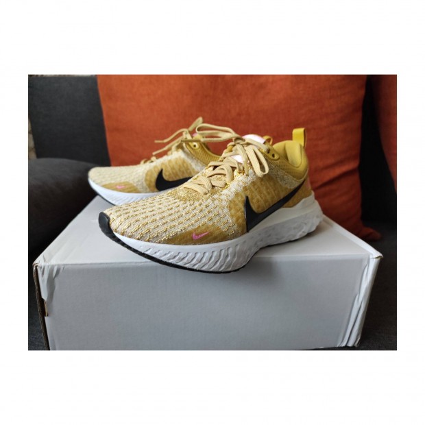 Nike React Infinity 3 futócipő 37,5 méret