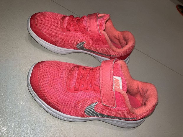 Nike Revolution 3 sportcip 31; lny sportcip 31 Pink/White