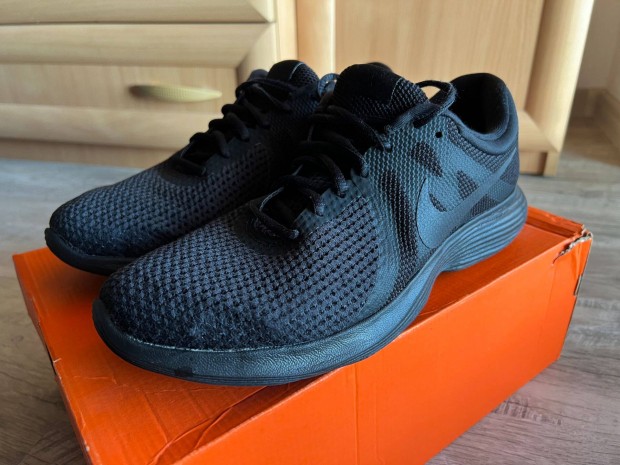 Nike Revolution 4 Black