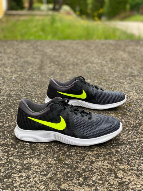 Nike Revolution 4 futcip (42,5-s)