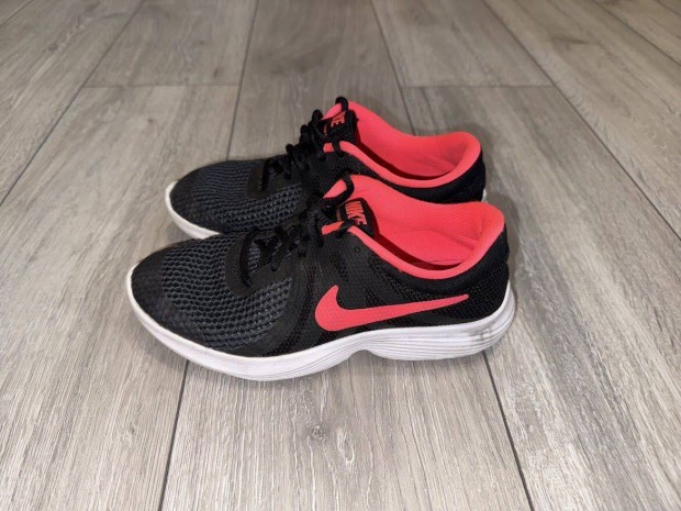 Nike Revolution 4 sportcip 36.5 -es