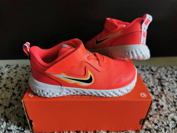 Nike Revolution 5 Fire 27-es gyerek cip. Teljesen j, eredeti cip