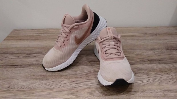 Nike Revolution 5 pink ni futcip 36-os kopsmentes flr alatt