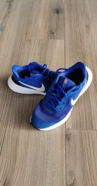 Nike Revolution futócipő 38 sport cipő 38-as