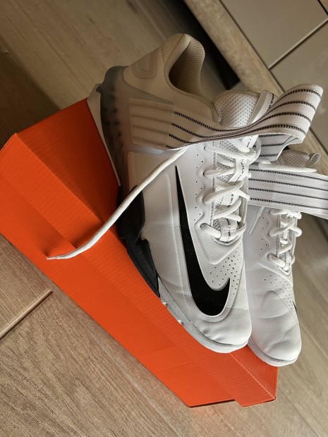 Nike Savaleos White