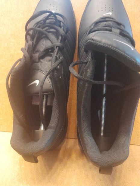 Nike T-lite fekete �j b�r cip� nagyon olcs�n elad�